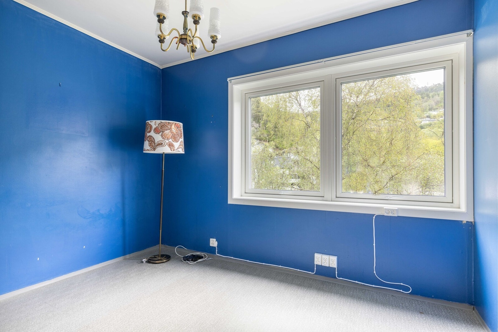 Soverom 1 er malt i en herlig blå farge. Her er det god plass til både seng og skrivepult om ønskelig Galleribilde