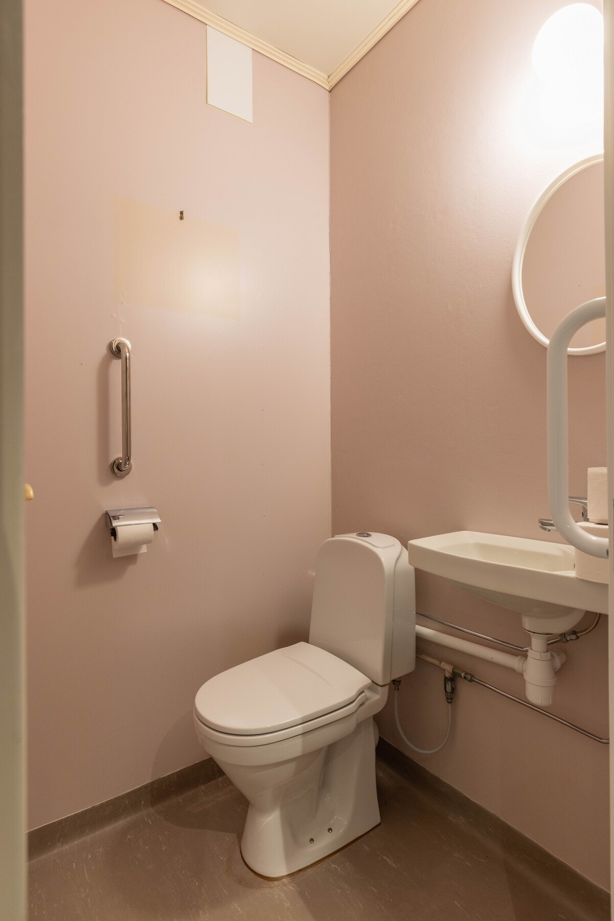 Seperat toalettrom i entreen. Det ble installert balansert ventilasjonsanlegg i leilighetene i forbindelse med fasaderehabilitering. Galleribilde