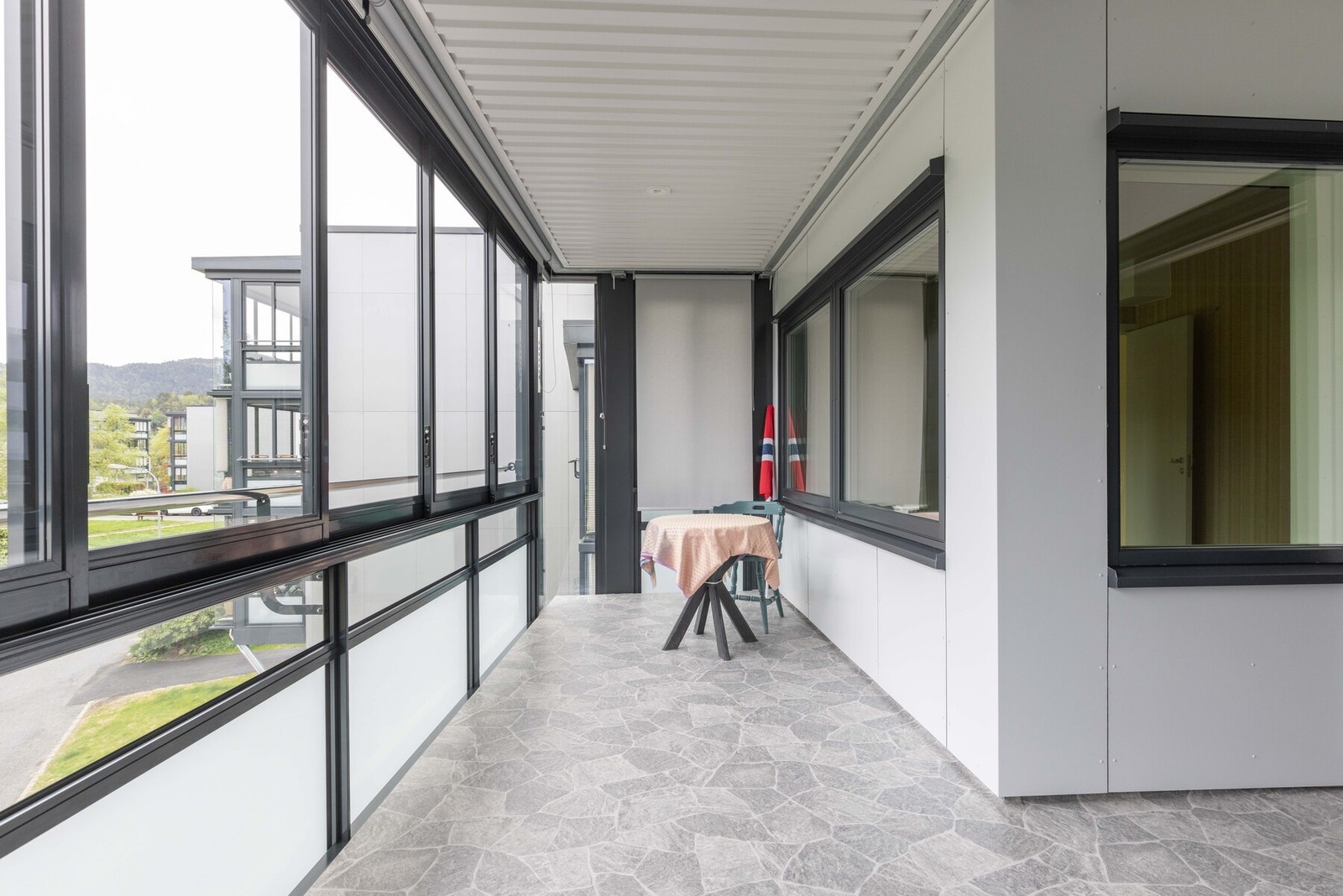 Balkongen er meget romslig og har god plass til en stor sittegruppe eller utvendig spisebord Galleribilde