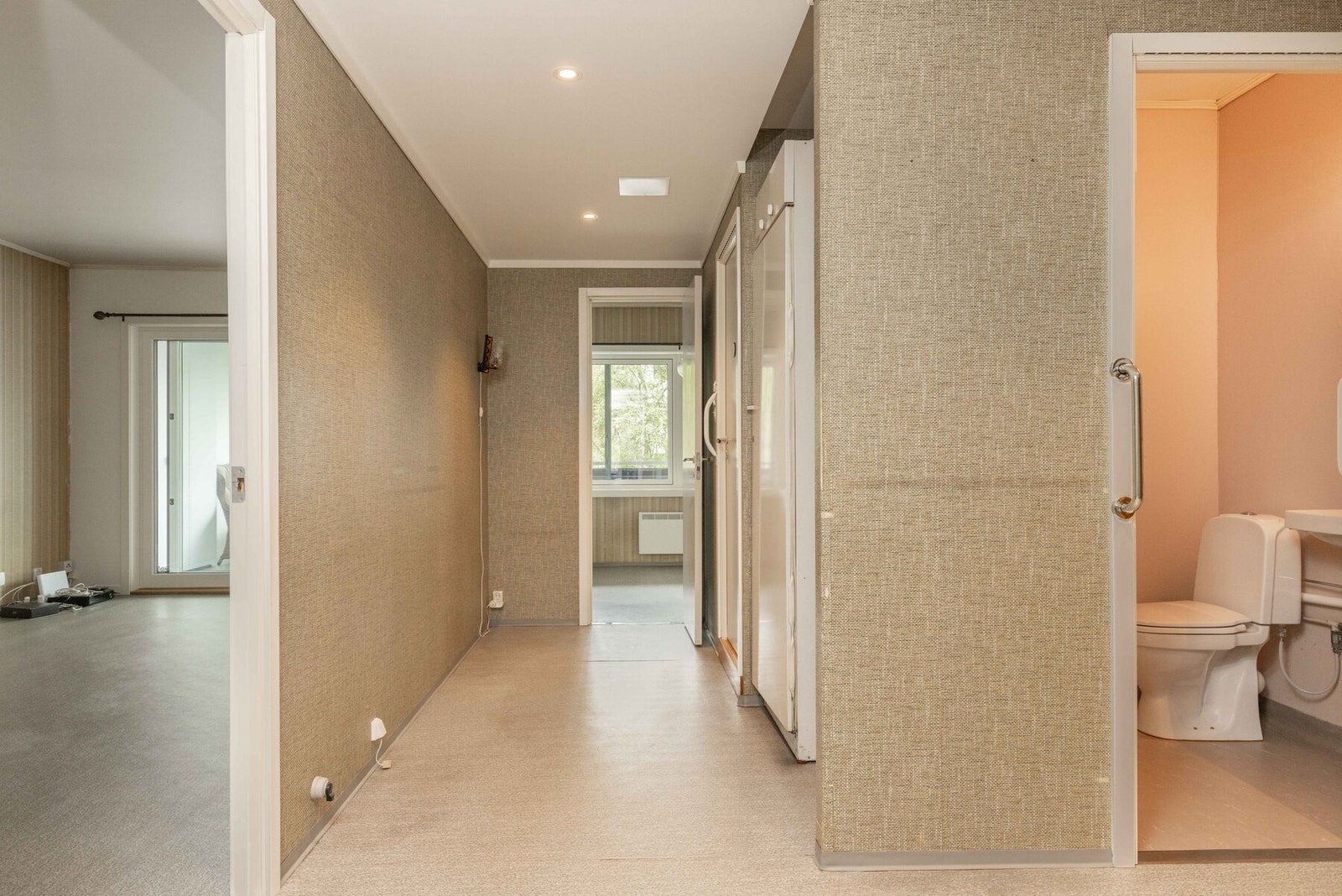 Leiligheten har moderniseringsbehov med et stort potensiale, her kan du skape drømmeleiligheten! Galleribilde