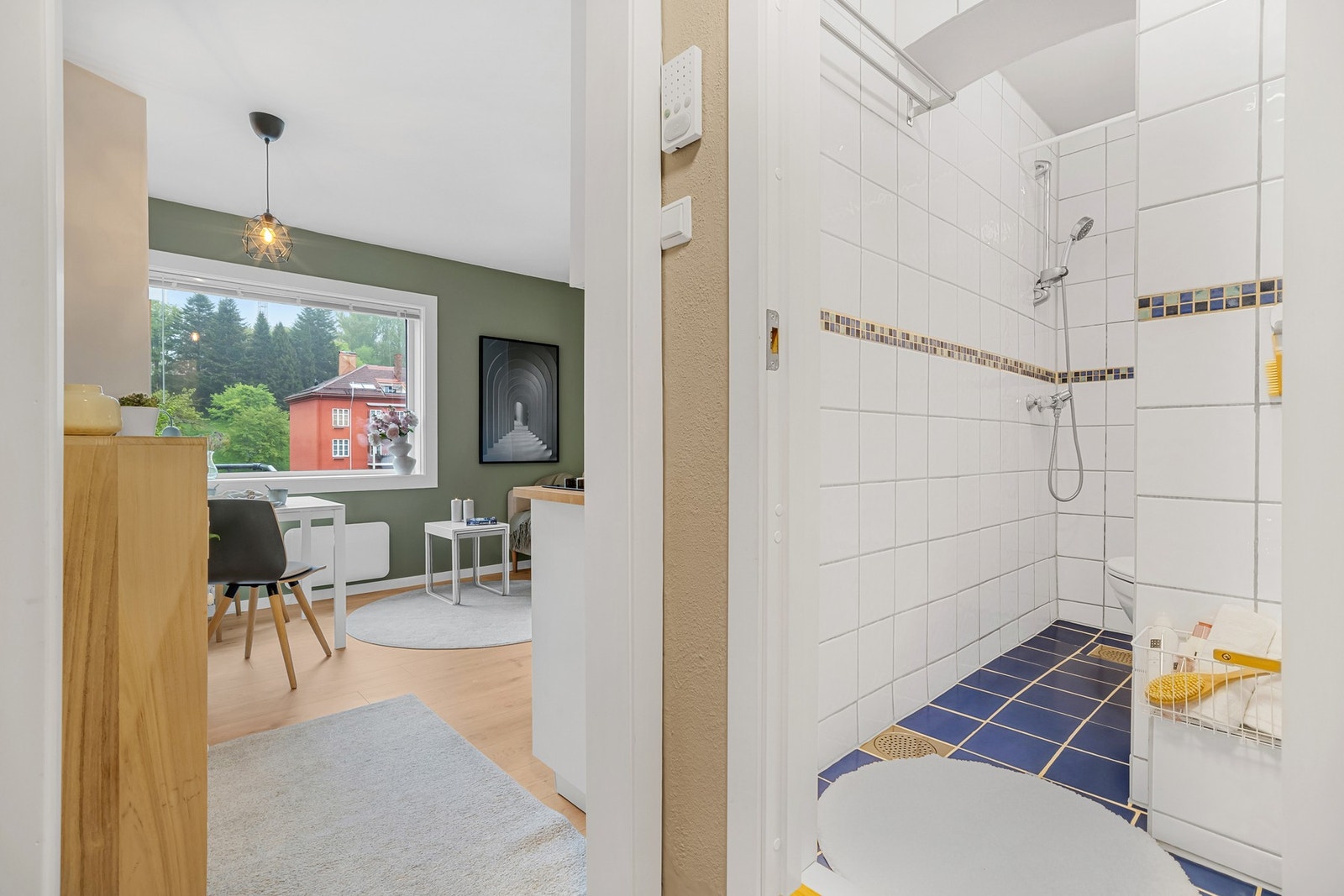 Boligen ligger vendt mot Høyskoleparken med lite gjennomgående trafikk på enveiskjørte Klæbuveien. Galleribilde
