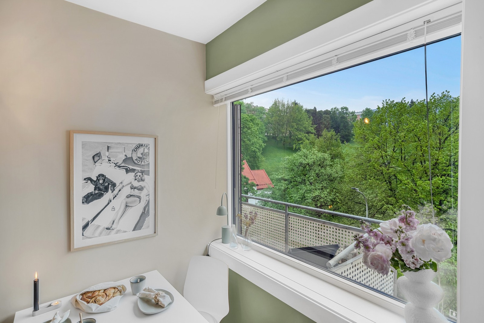 Store vindusflater på stuen gir en god romfølelse i leiligheten. Galleribilde