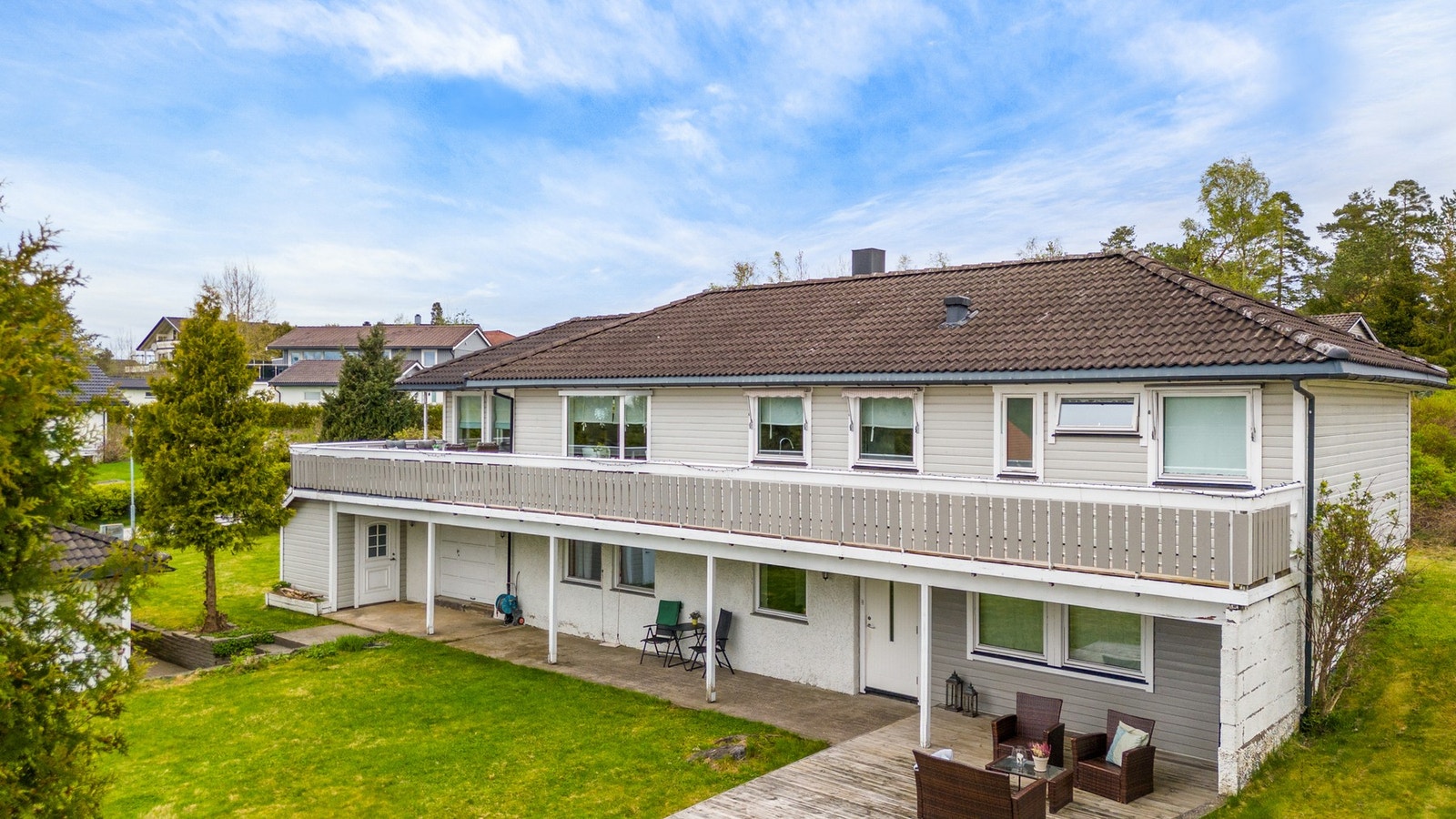 Innholdsrik enebolig med stor terrasse og flere hyggelige uteplasser - perfekt for både hverdag og helg Galleribilde