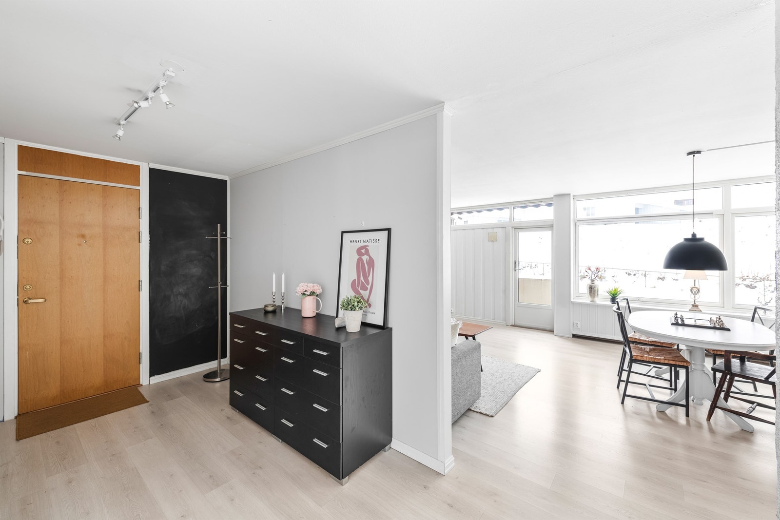 Leiligheten oppleves lys og luftig idet man kommer inn entréen. Galleribilde