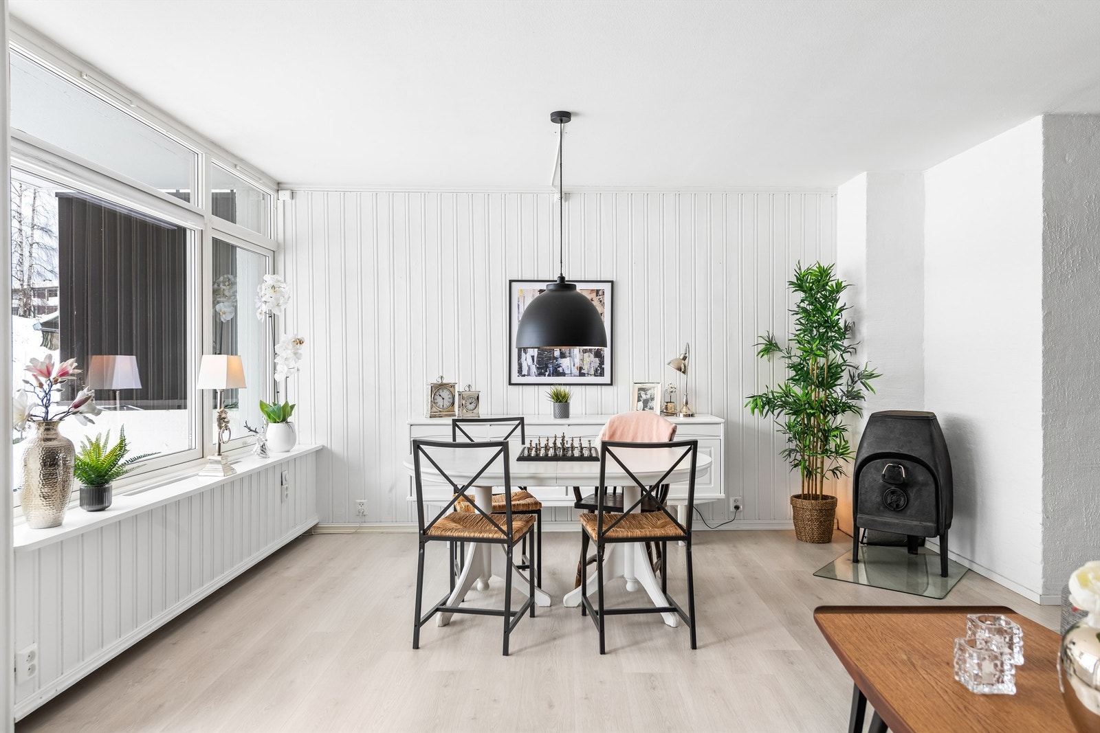 Stuen er utstyrt med en peisovn som bidrar til å holde på varmen, og skaper en lun og behagelig atmosfære. Galleribilde