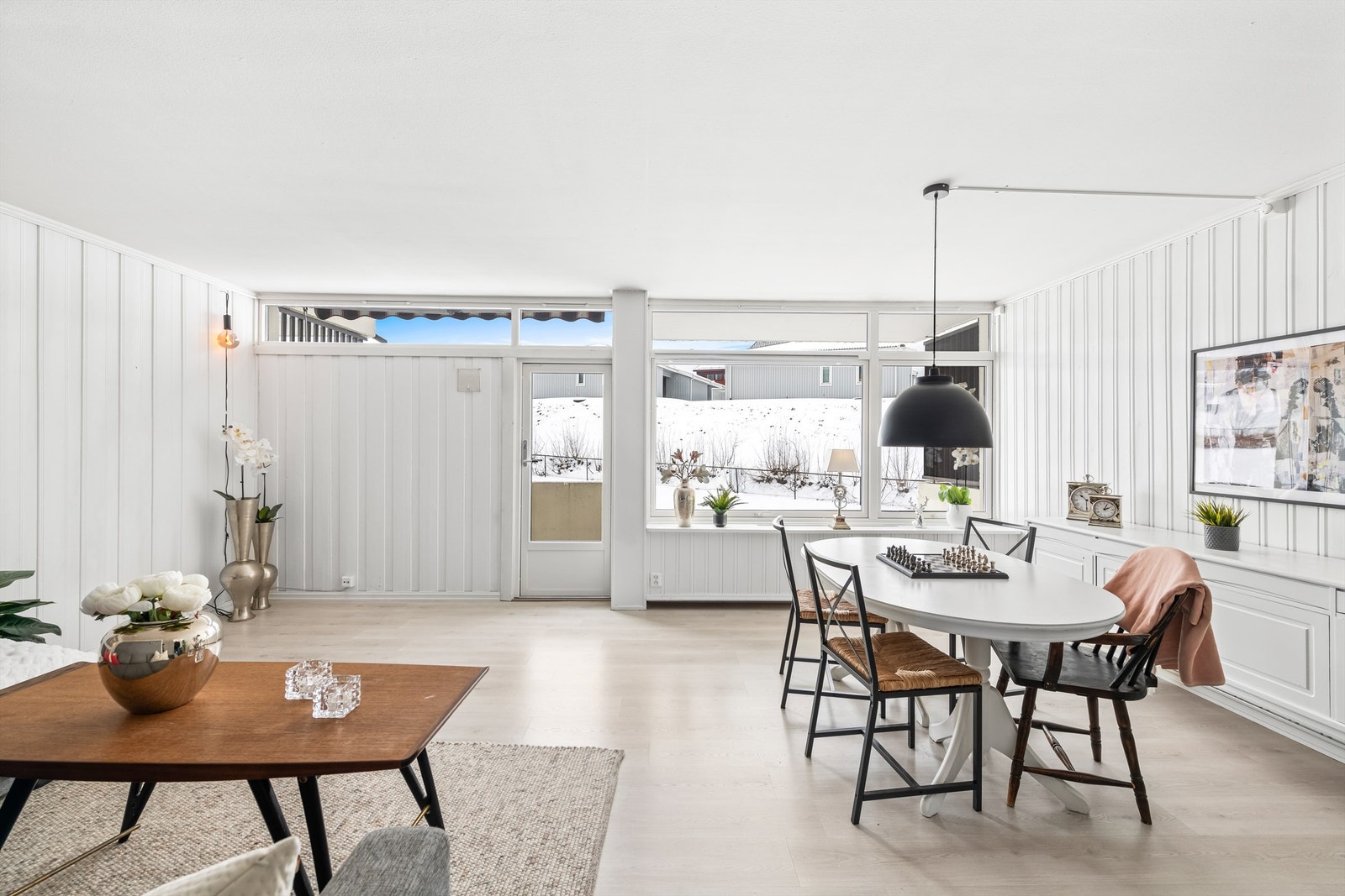 I stuen får møblene en naturlig plassering med sofa på den ene siden og spiseplass på den andre. Galleribilde