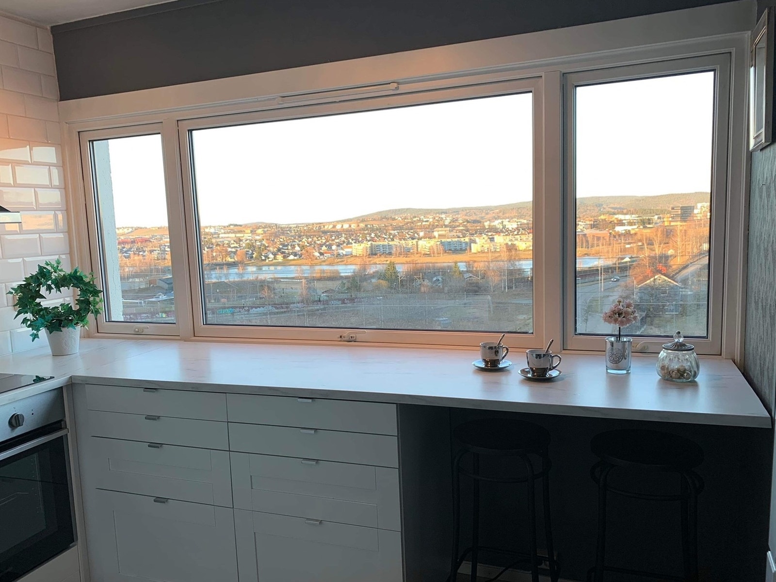 Fra kjøkkenbenken er det flott utsikt over Lillestrøm (Foto tatt av selger) Galleribilde