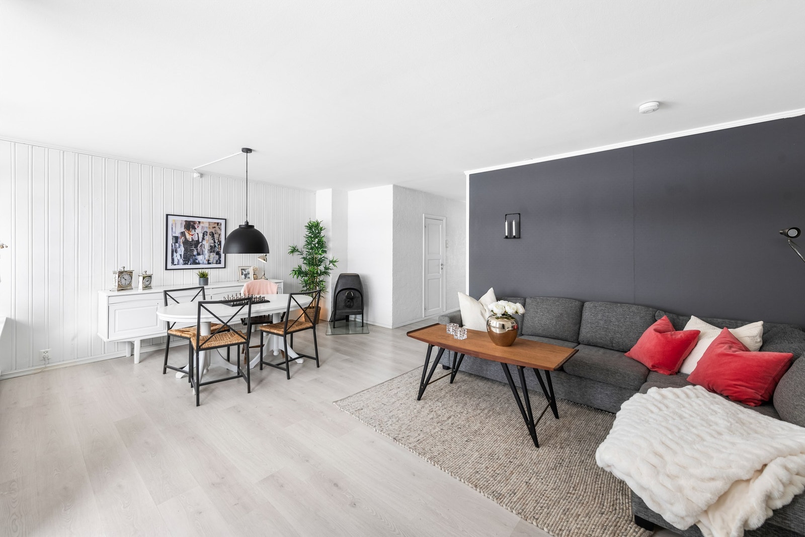 I den lyse og hyggelige stuen finner du god plass til både sofagruppe og spiseplass. Galleribilde