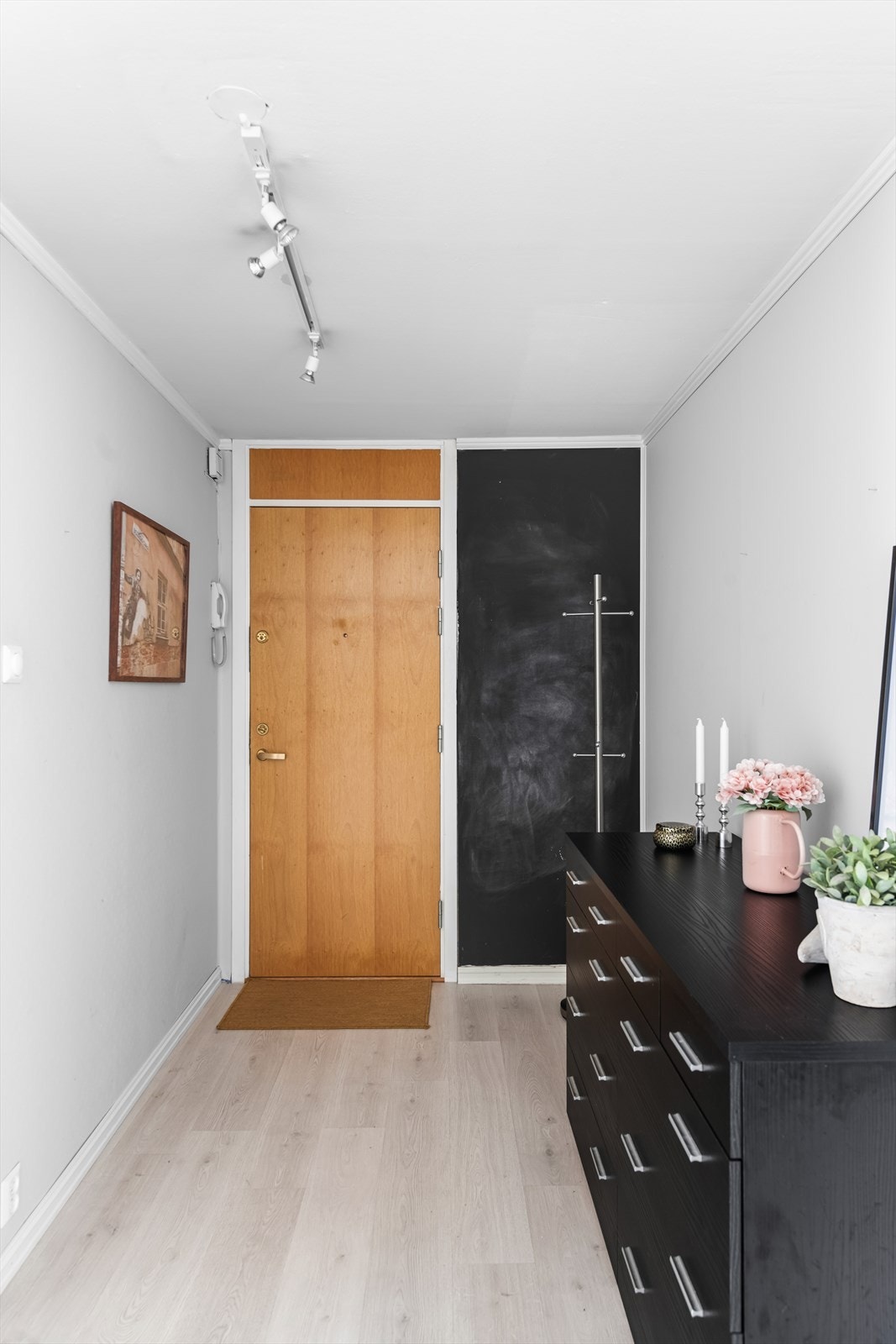 Hyggelig entre med god plass til oppbevaringsmøblement, eller eventuelt å sette opp et garderobeskap. Galleribilde