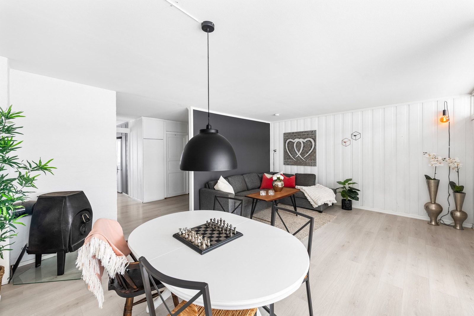 Velkommen til General Laakes vei 72, en lys og trivelig 2-roms leilighet i høy første etasje med en god planløsning. Galleribilde