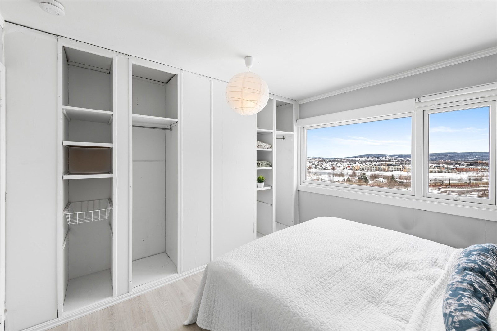 Soverommet er av god størrelse og har godt med lagringsplass i den innebygde garderoben. Galleribilde
