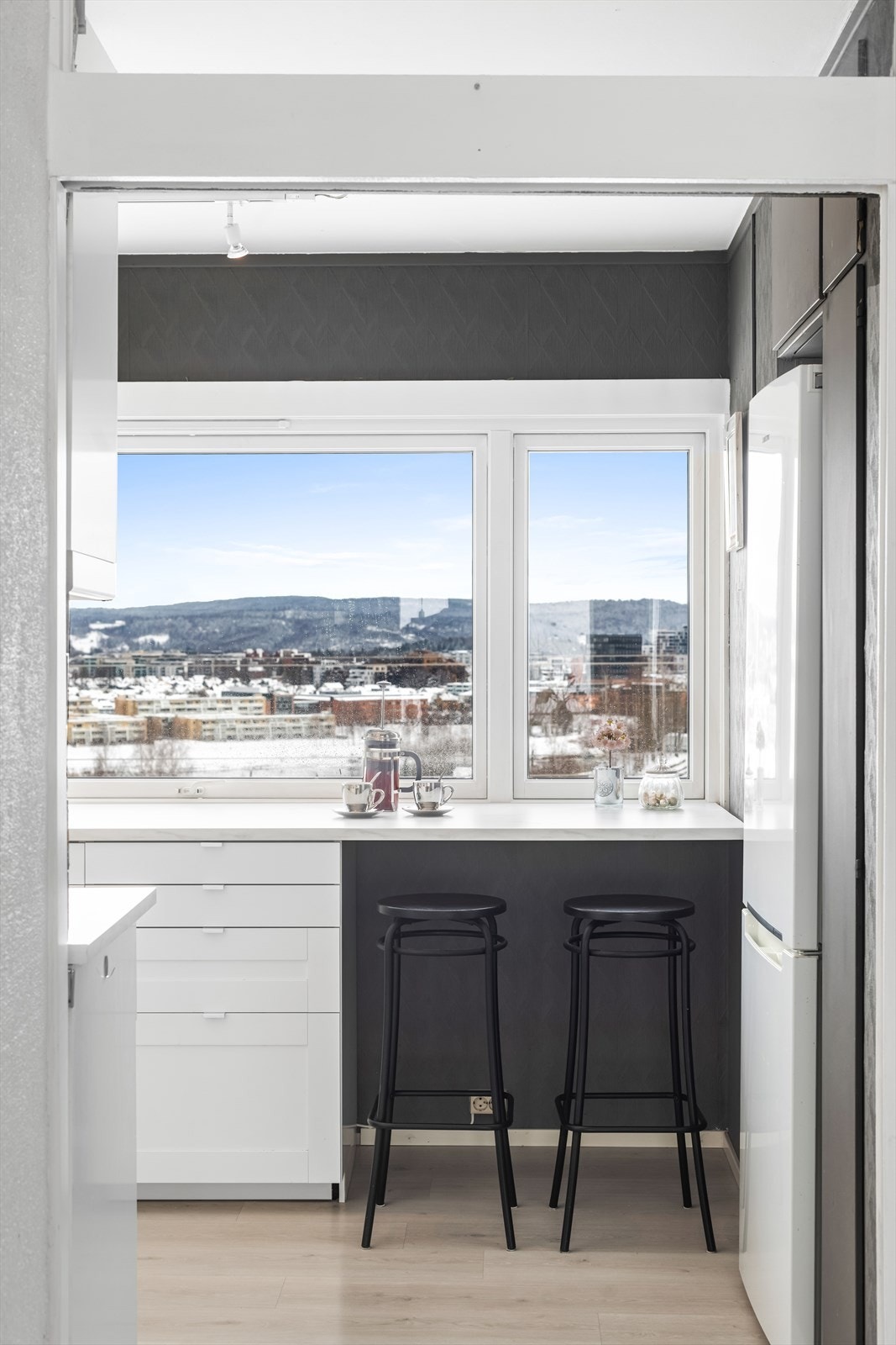 Kjøkkenet ligger på andre enden fra stuen, og har fantastisk utsikt mot Lillestrøm. Galleribilde