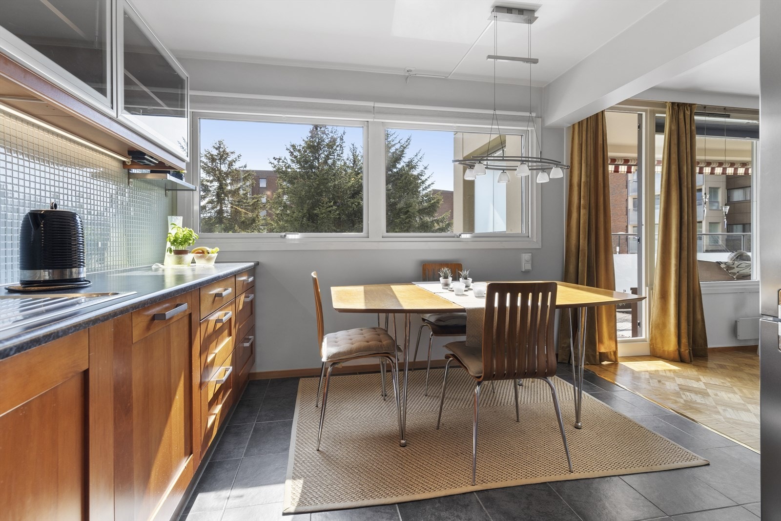 Naturlig plass til spiseplass ved vinduet som er perfekt for koselige frokoster. Eller hva med å ta med frokosten ut på terrassen? Galleribilde