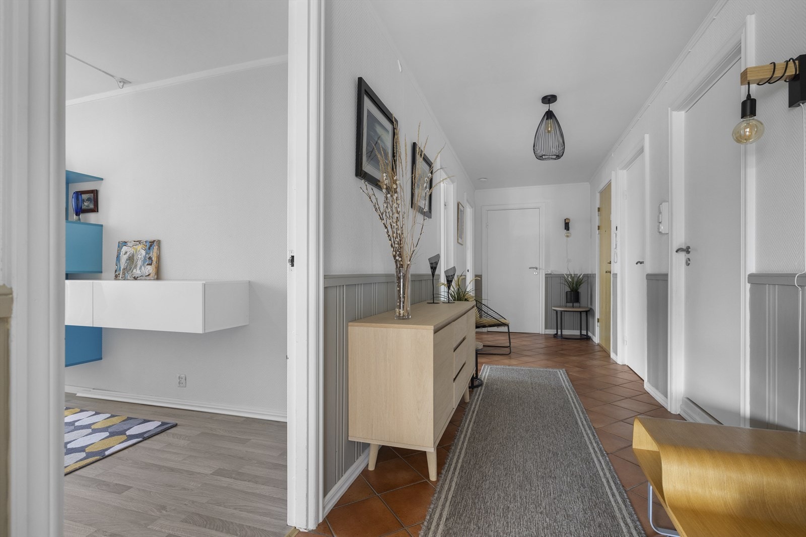 Her har man god plass til å henge fra deg yttertøy og plassere fra seg sko. Galleribilde