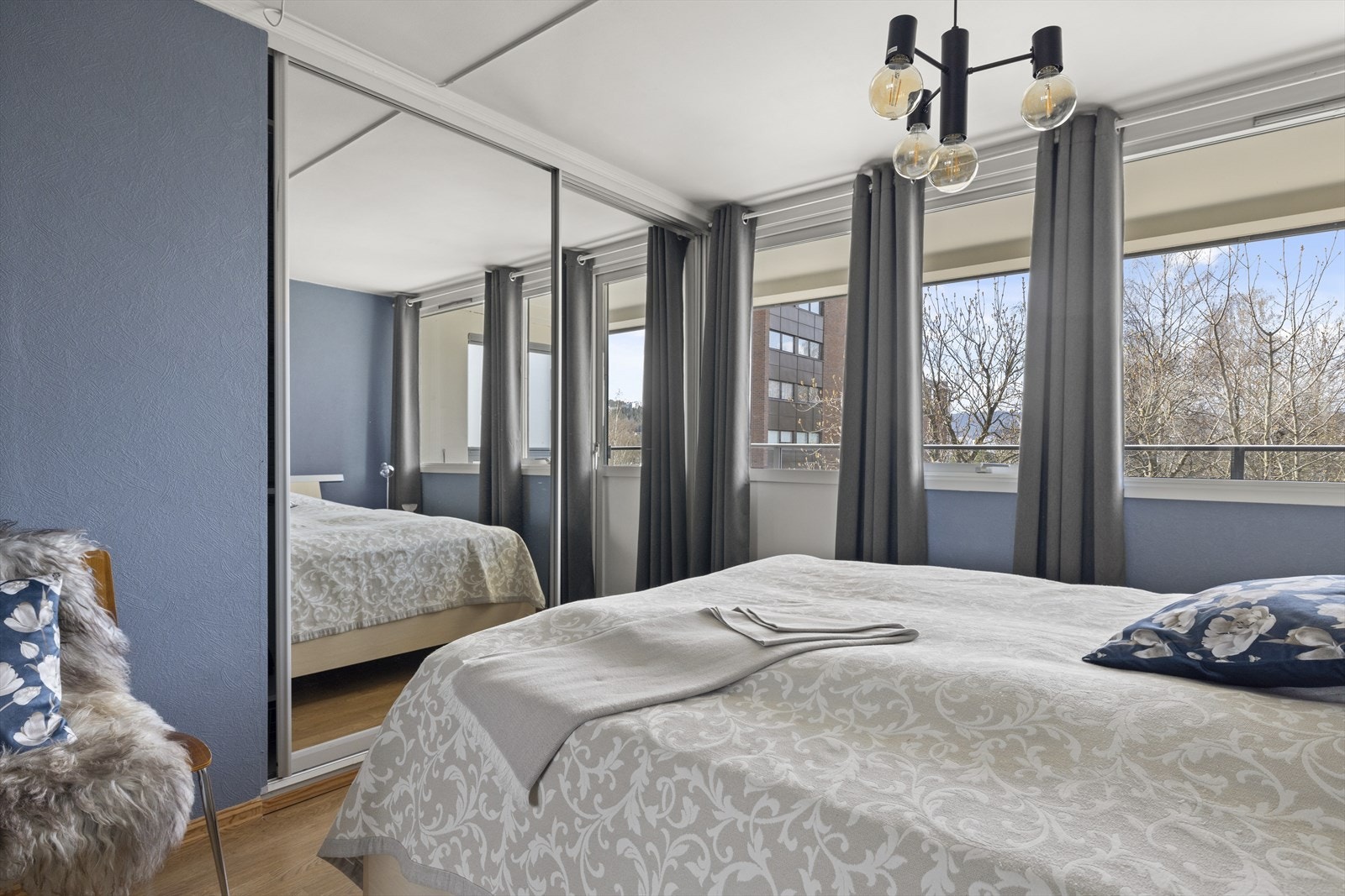 Skyvedørsgardeobe som medfølger salget Galleribilde