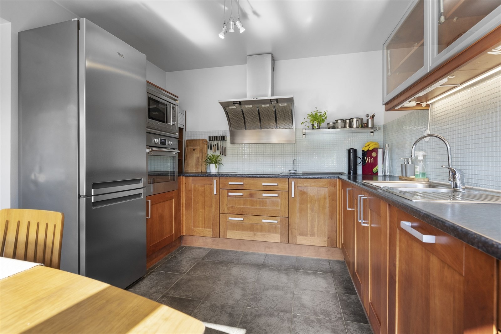 Koselig kjøkken fra 2008 med god oppbevaringsplass og smarte løsninger Galleribilde