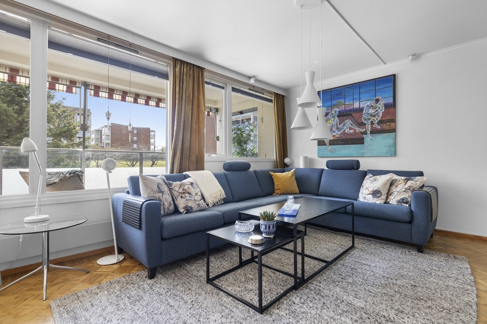 Plissegardiner montert i vinduene. Galleribilde