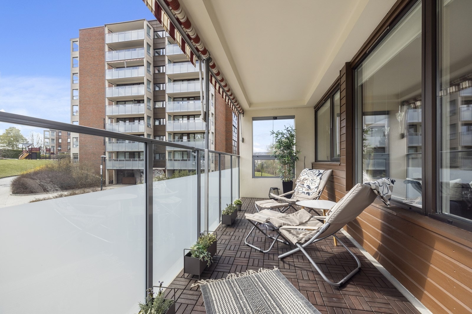 Deilig balkong på ca. 12 kvm som vender sydvest vendt mot grønt områder. Galleribilde