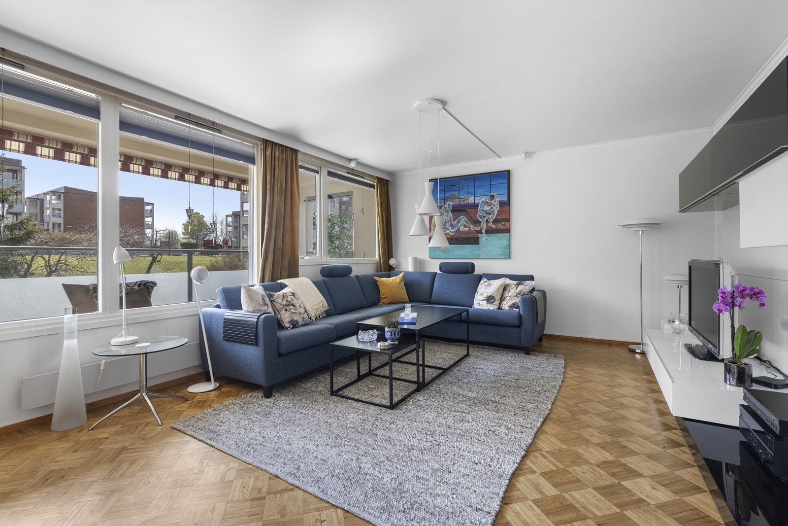 Store vindusflater gir godt med lysinnslipp og skaper god atmosfære. Galleribilde