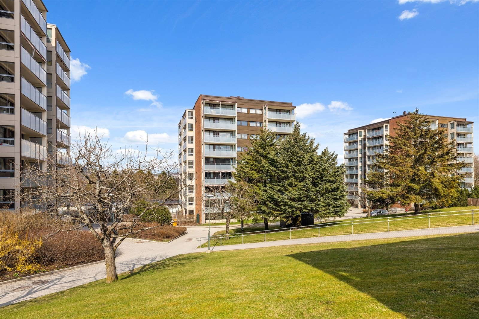 Borettslaget er omringet av flotte grøntarealer med sittegrupper Galleribilde