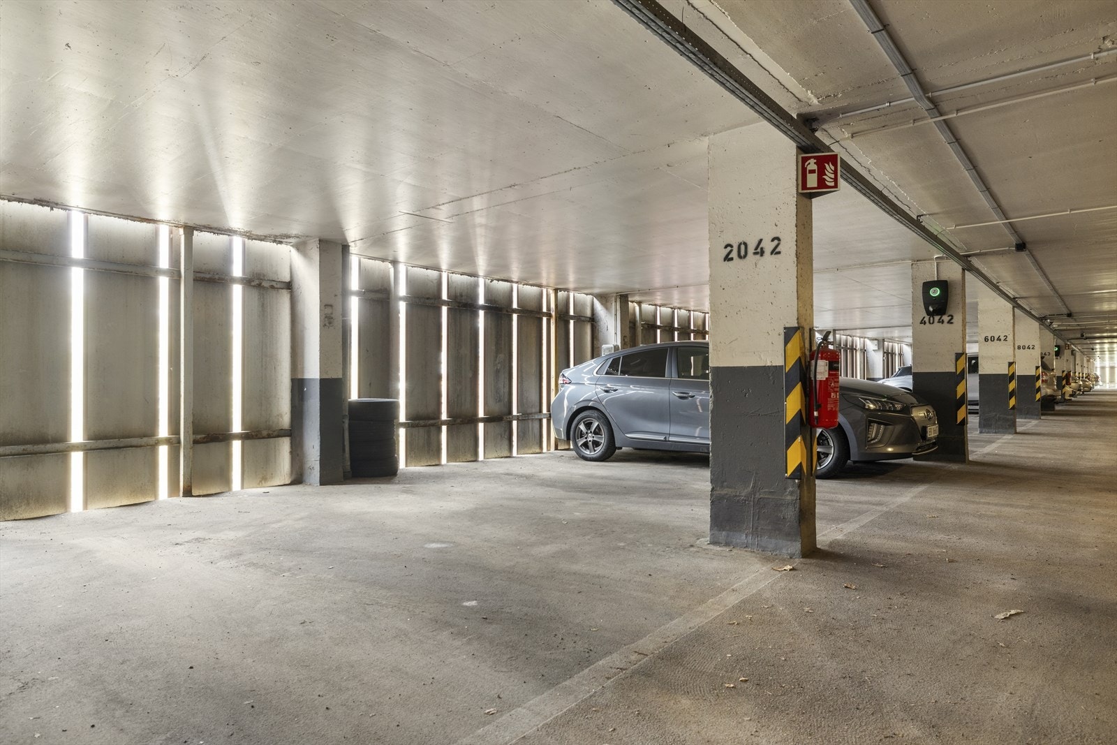 Det medfølger bruksrett til en garasjeplass. Plass nr. 2042. Galleribilde