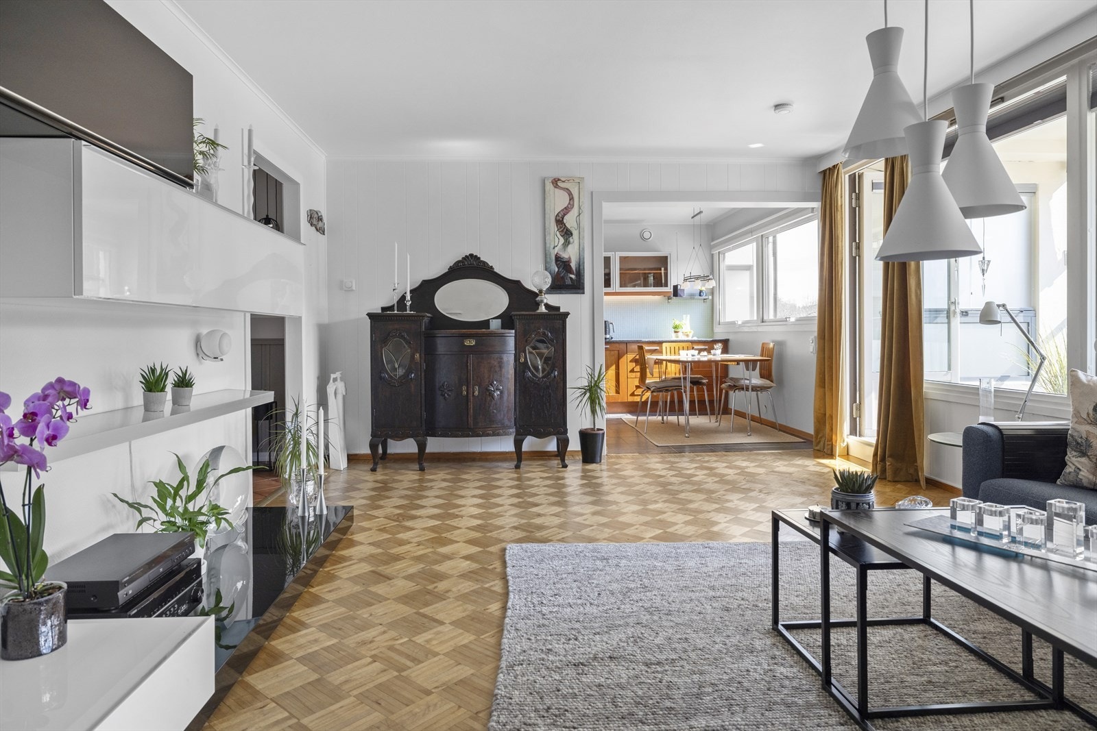 Den delvis åpne stue- og kjøkkenløsningen utgjør hoveddelen av leiligheten og gir mulighet for ulike innredningsløsninger. Galleribilde