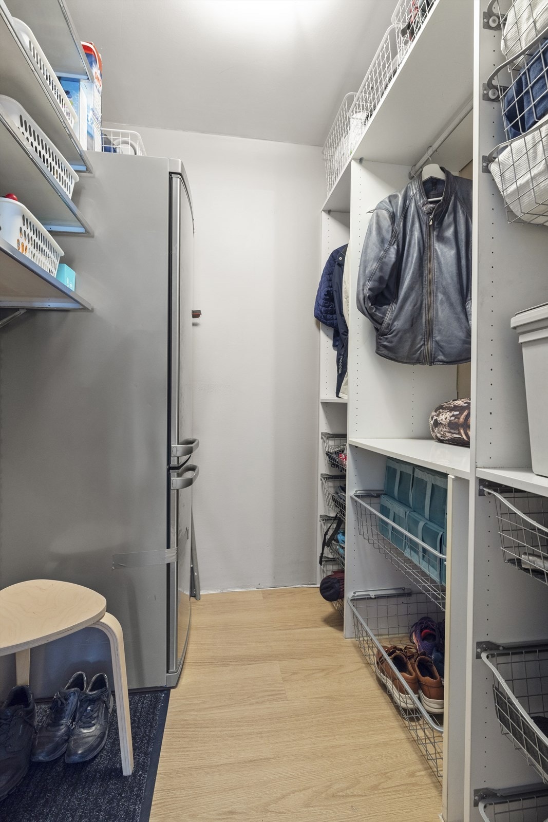 Praktisk bod til også å gjemme unna støvsugeren, mer garderobeskap og masse andre muligheter for lagring hvis du har fir mange ting. Galleribilde