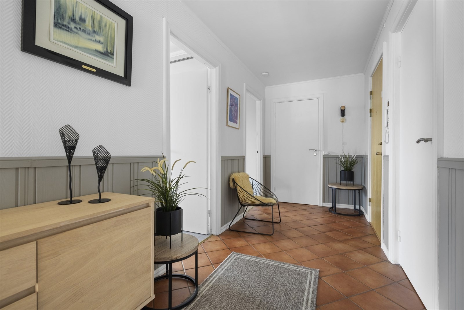 Sikringsskap i oppgangen med automatsikringer og jordfeilbryter. Byttet innmat i sikringsskap i 2019. Galleribilde