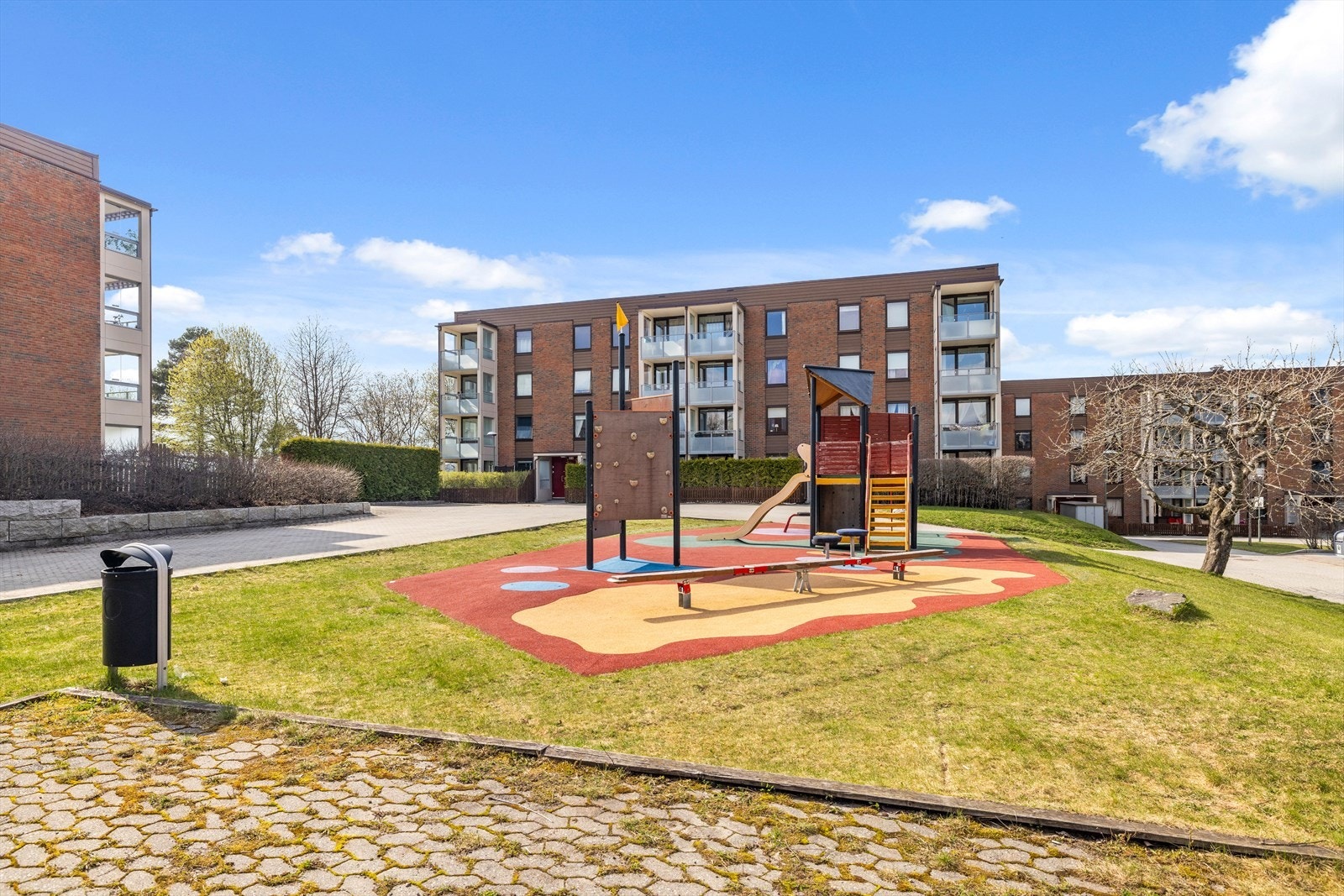 Populær og barnevennlig beliggenhet på Øvre Haugen med store grøntområder og lekeplasser rett utenfor døren. Galleribilde