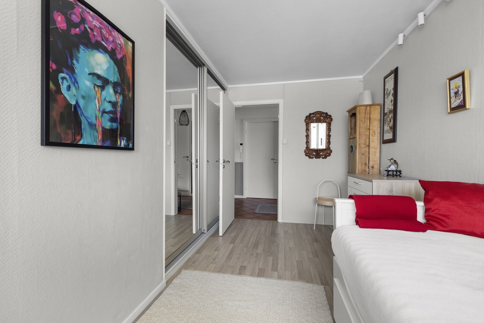 Rommet har mange bruksmuligheter og kan fint benyttes som barnerom, gjesterom eller kontor, alt etter eget behov. Galleribilde