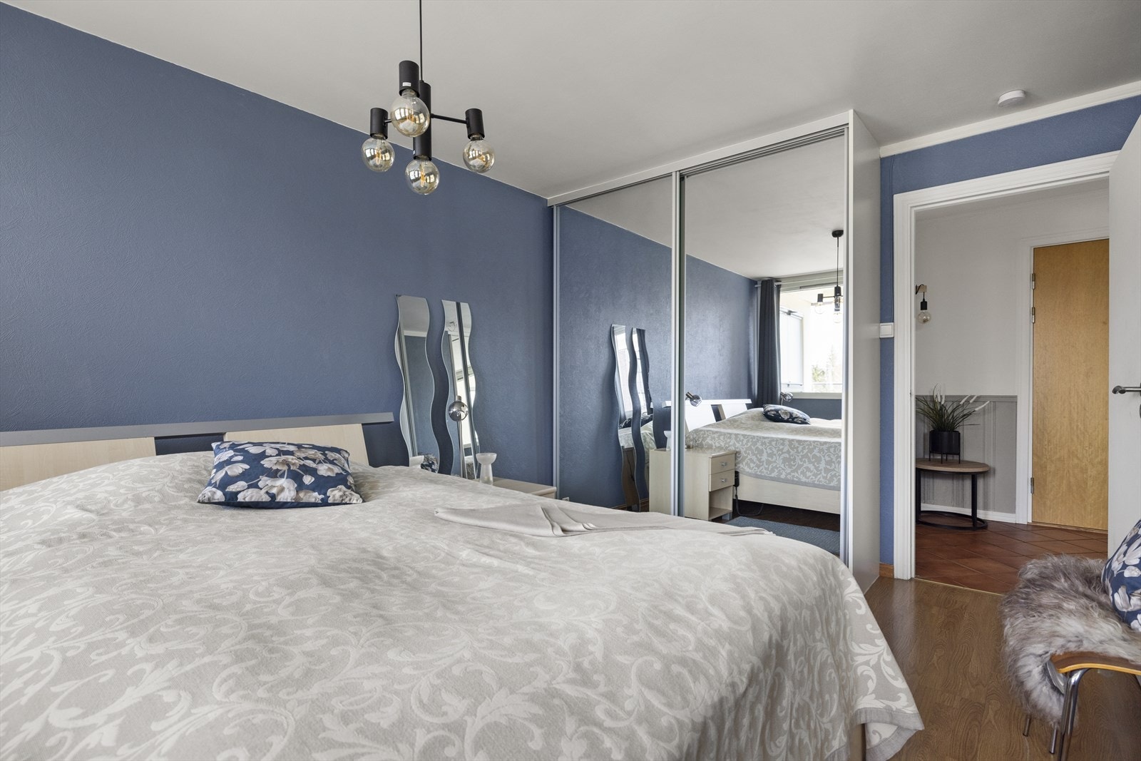 Garderobeskap som også medfølger salget. Galleribilde