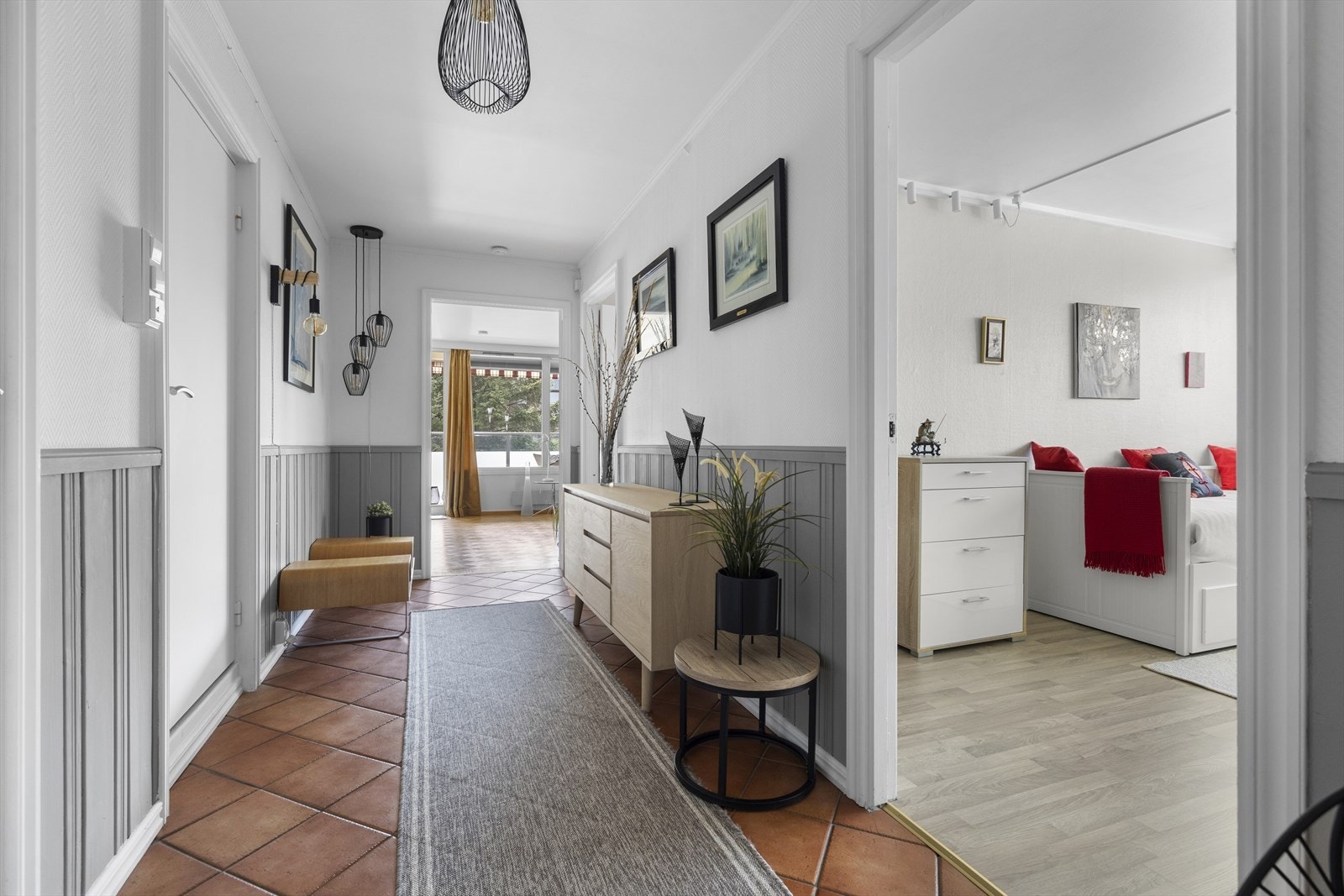 Når du kommer inn i leiligheten møtes du av en lys og lang entré. Galleribilde