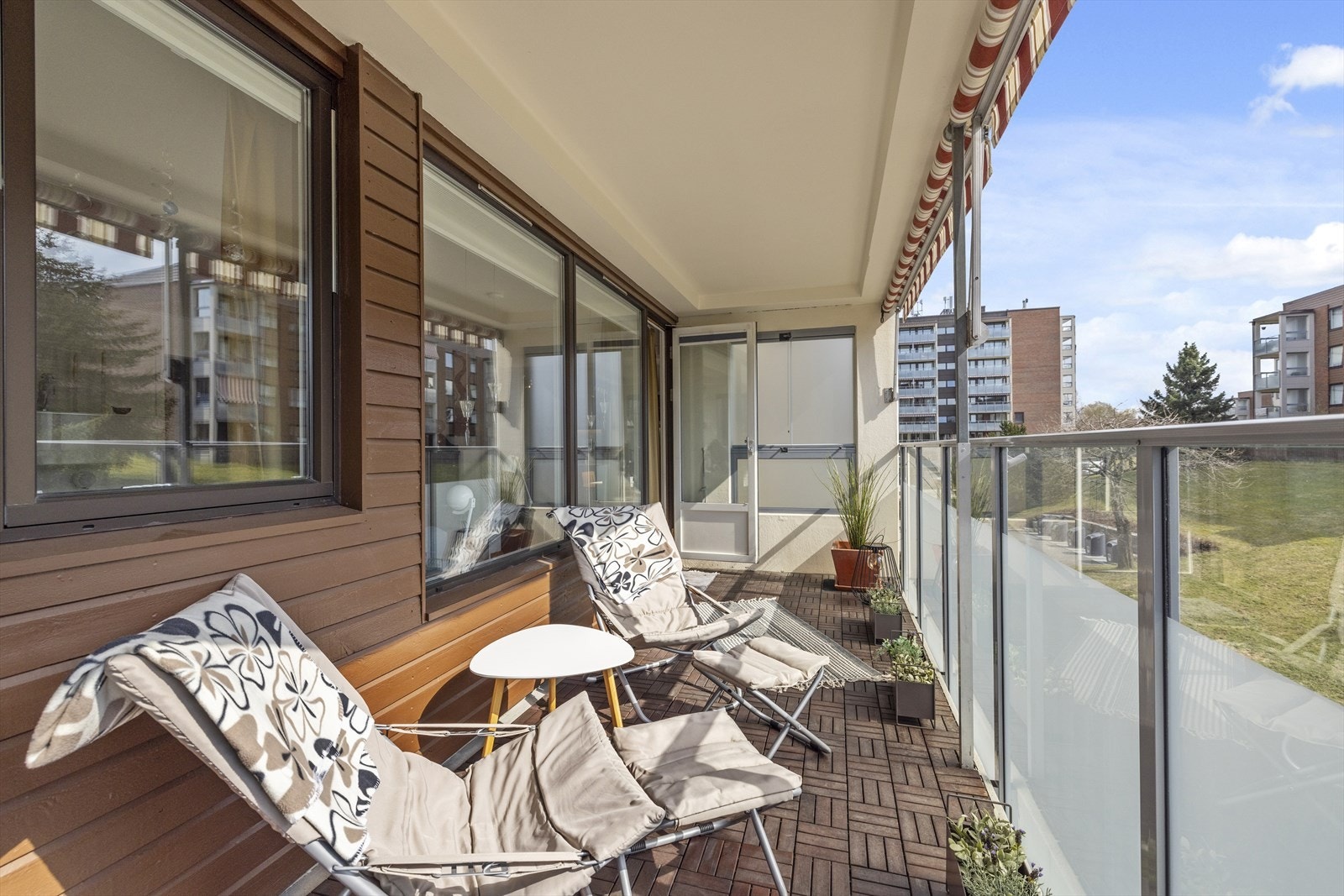 Det er markise på balkongen. Hva med morgen kaffen her? Galleribilde