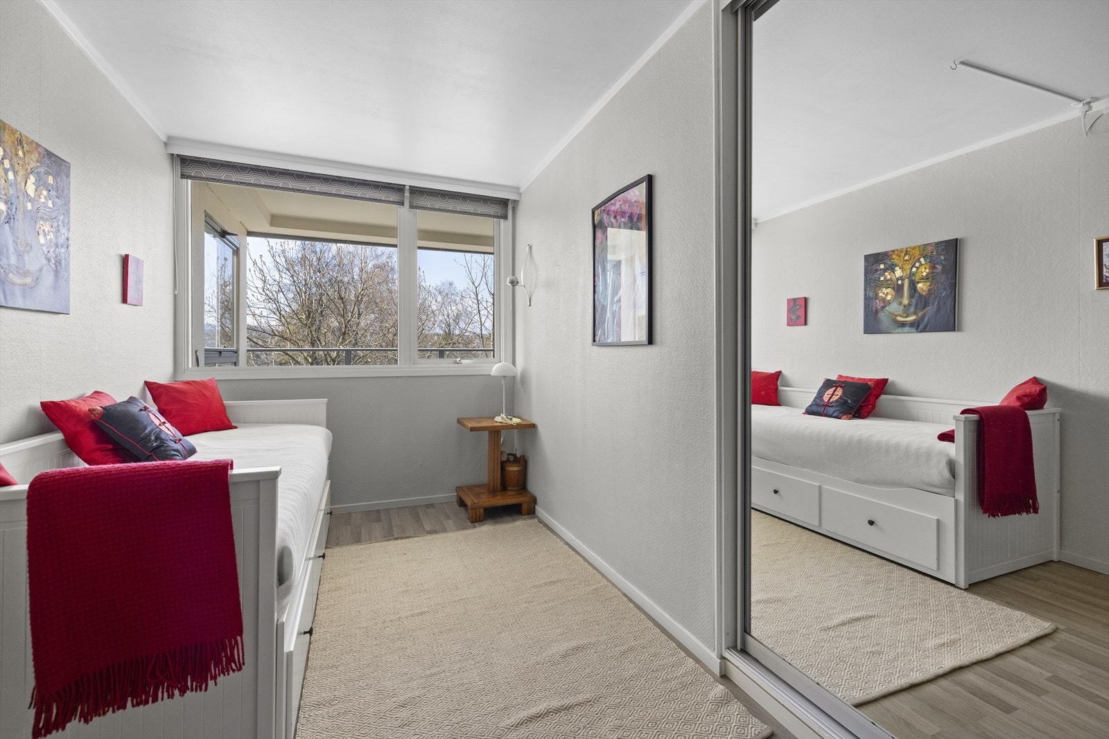 Skyvedørsgardeobe som medfølger salget Galleribilde