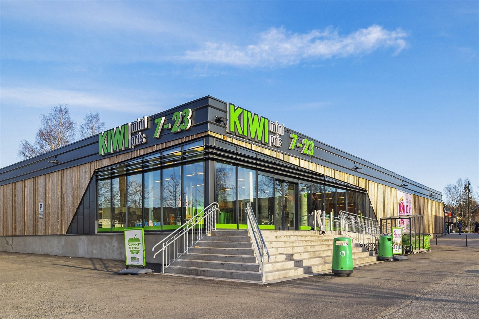 Kiwi og treningssenteret Fitness 24 Seven, i tillegg til lokal frukt- og grønnsaksbutikk, apotek, bensinstasjon, tannlege og spisesteder. Galleribilde
