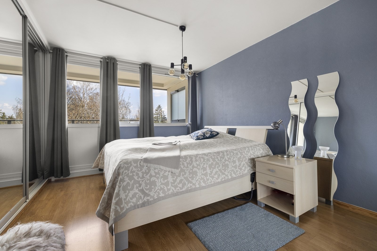 Romslig og lunt hovedsoverom med god plass til dobbeltseng, tilhørende nattbord, garderobeskap og annet ønsket møblement. Galleribilde