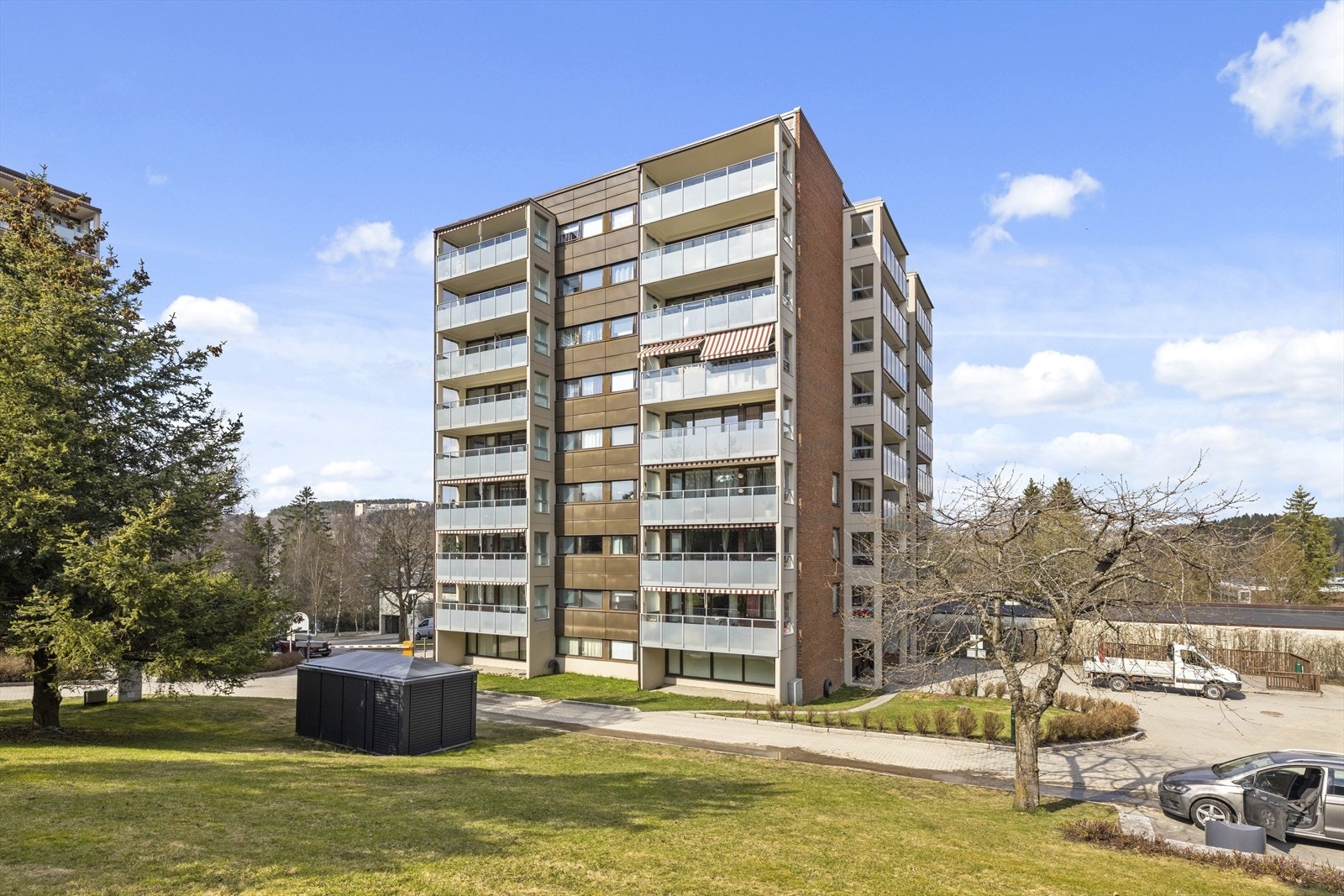 Leiligheten har en god intern beliggenhet i blokkens 2.etasje. Her kan du velge å ta trappa eller heisen. Galleribilde