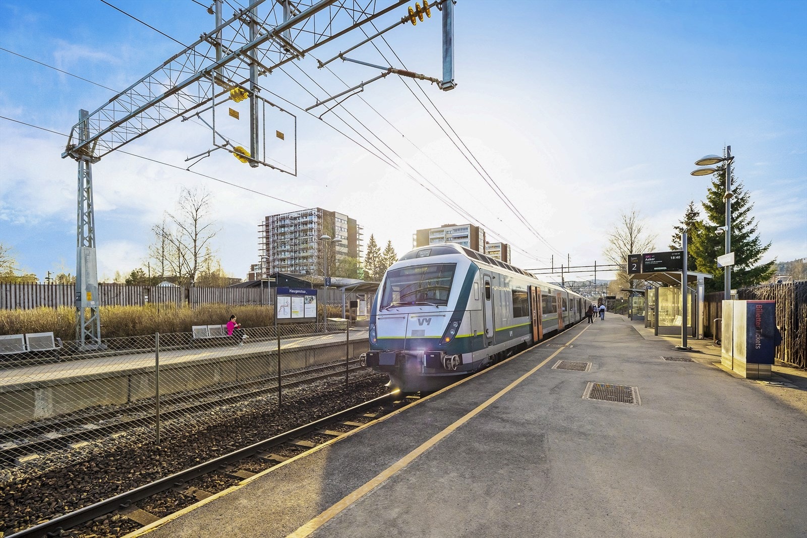 6 min å gå til Haugenstua stasjon som tar deg til oslo S på 17 min. Galleribilde