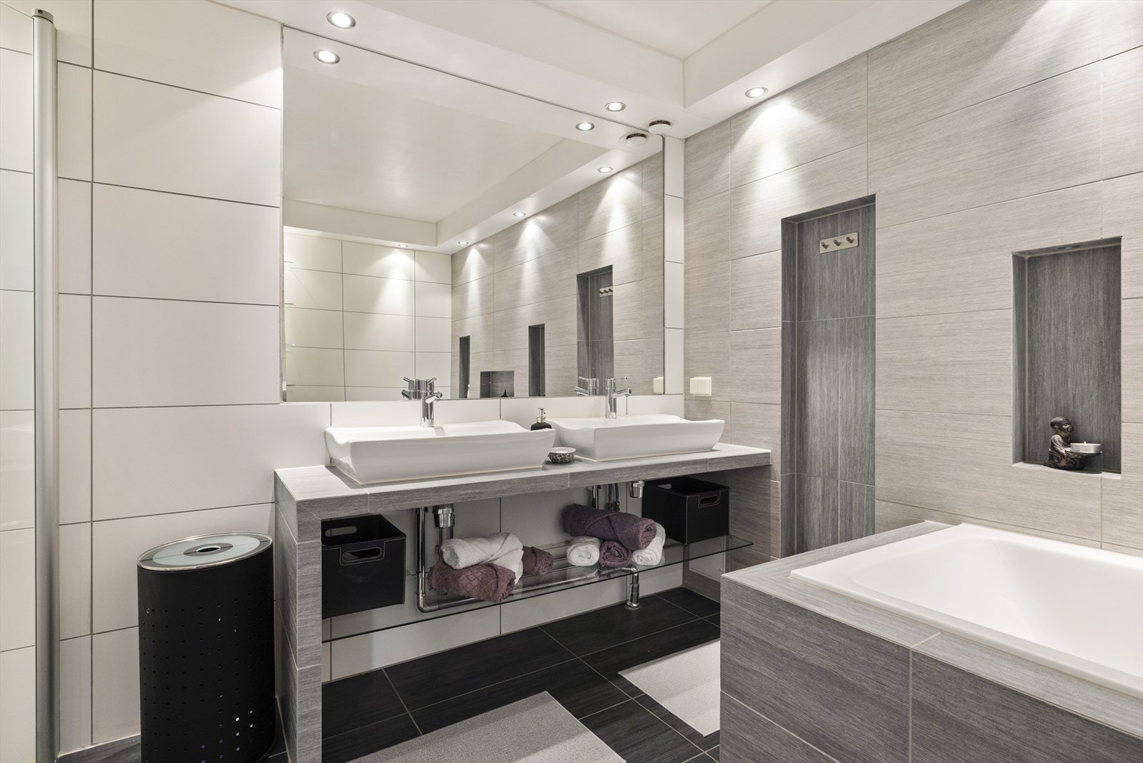 Fantastisk fint bad fra 2008 gjort av fagfolk. Flislagt bad med dusjnisje med innfellbare dusjdører, innebygget badekar, dobbel servant og underskap og vegghengt toalett. Galleribilde