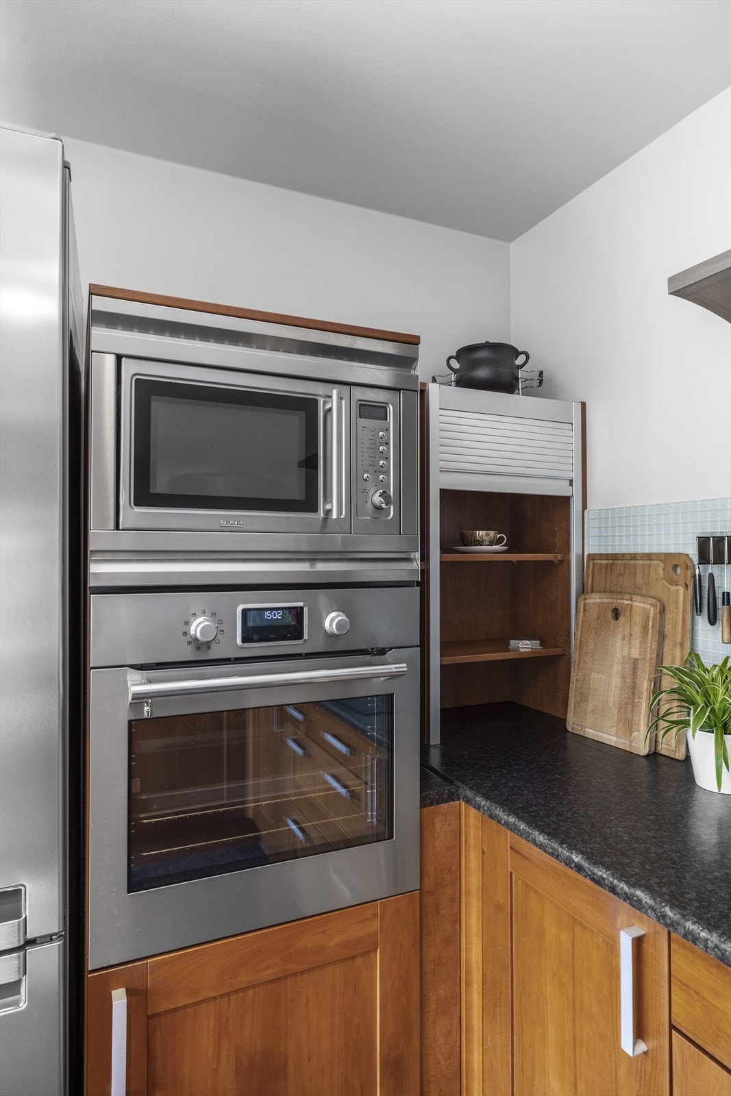 Induksjon koketopp. Innebygget stekeovn og mikroovn i høyskap. Frittstående kjøleskap/fryser. Integrert oppvaskmaskin. Disse medfølger salget. Galleribilde