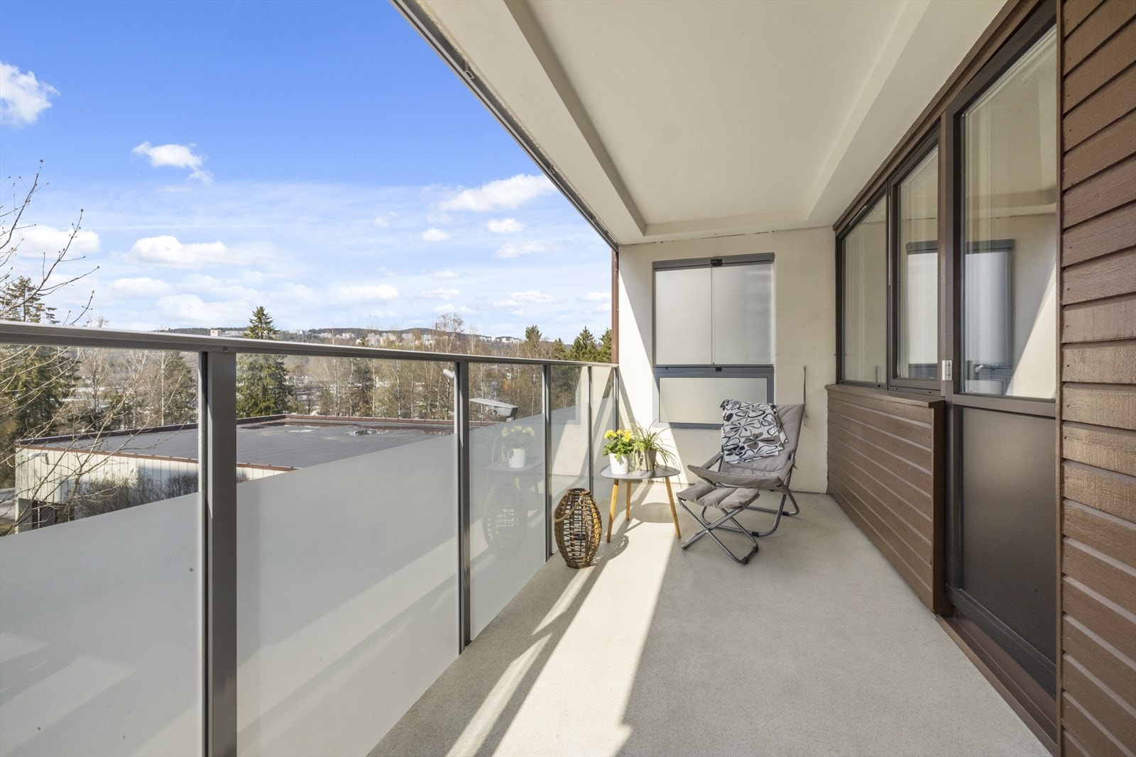 Fin plass til balkongmøbler og grill. Her kan du nyte sene høstkvelder under et varmt pledd, eller late og varme sommerdager. Galleribilde