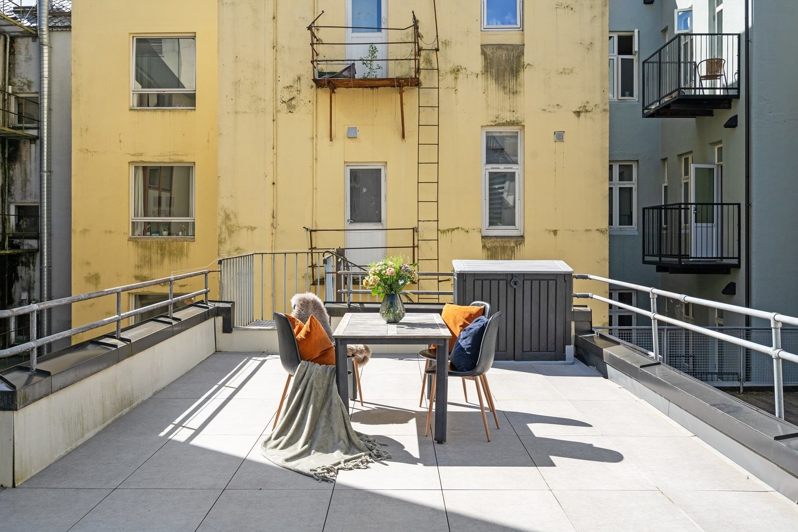 Felles terrasse, like ved leiligheten i samme etasje. Galleribilde