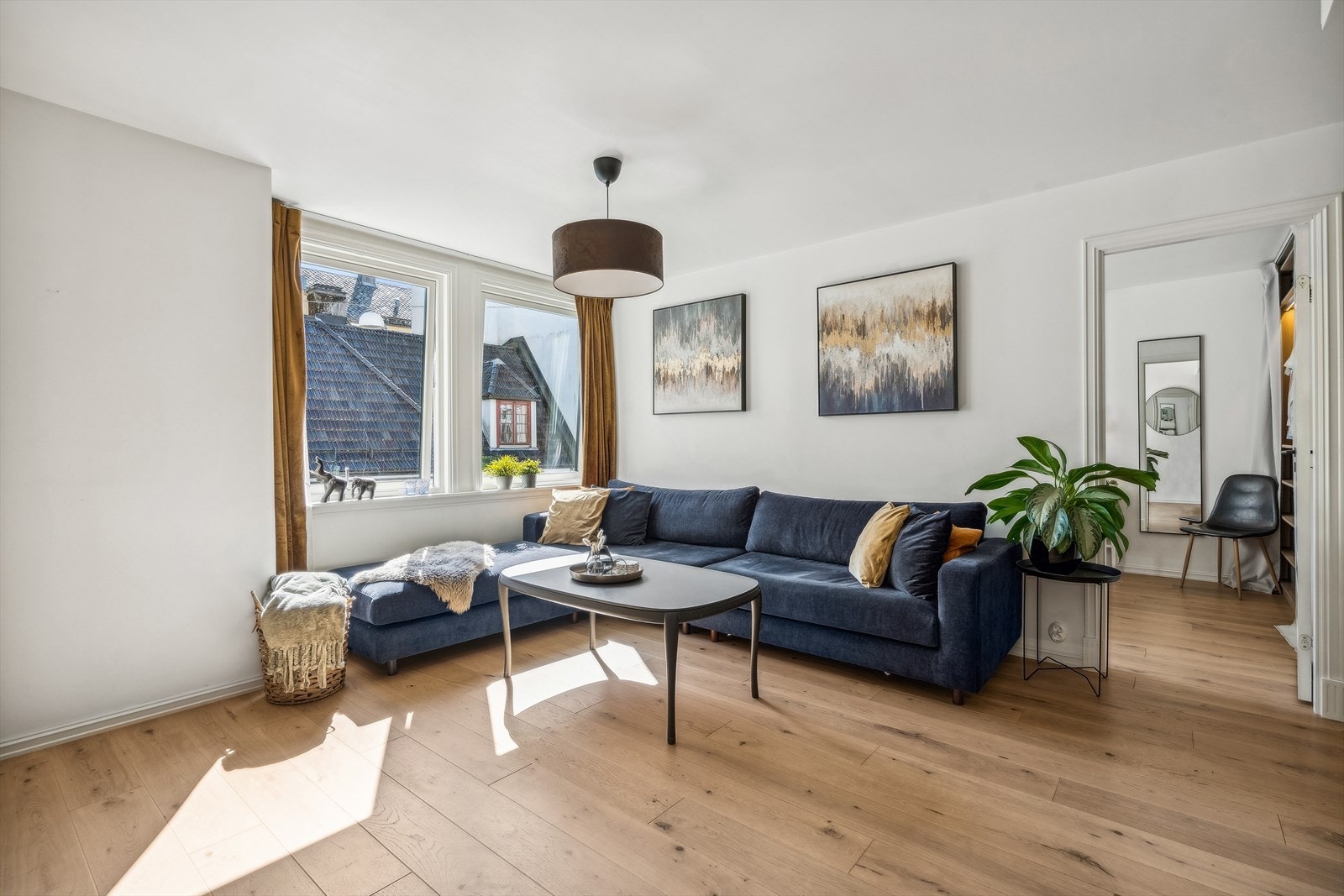Romslig stue med god plass til spisebord. Galleribilde