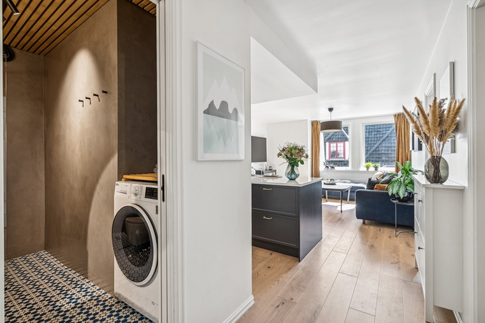 Entre mot leiligheten med bad inn til venstre fra inngang. Galleribilde
