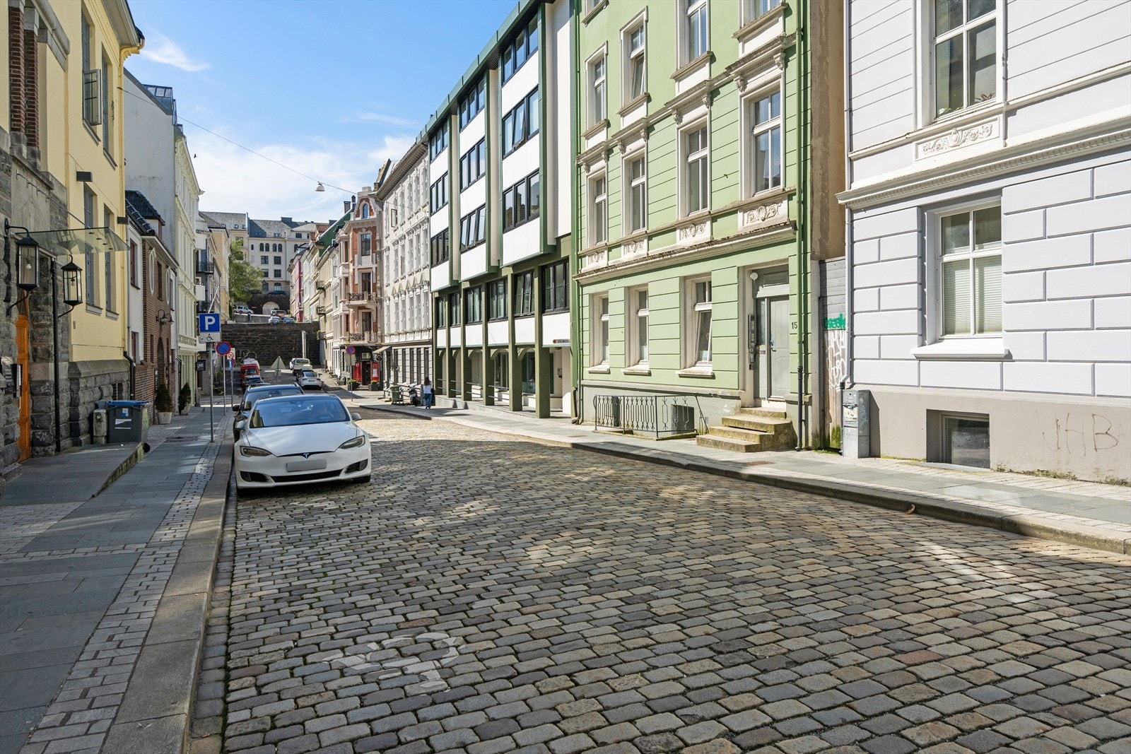 Mer sentralt i byen kommer en ikke...ett par min til Torgalmenningen. Galleribilde