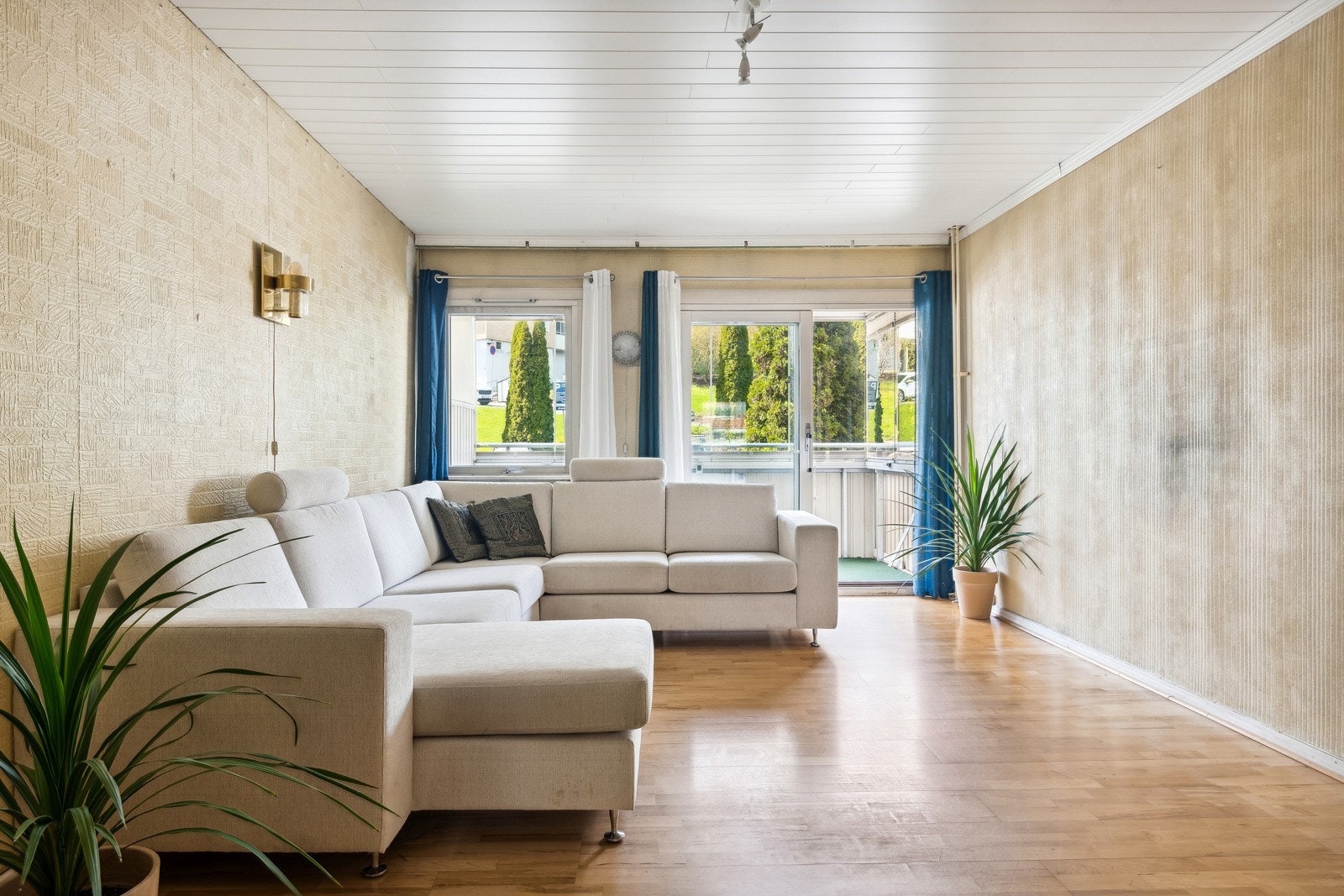 Lys stue med utgang til innglasset balkong. Galleribilde