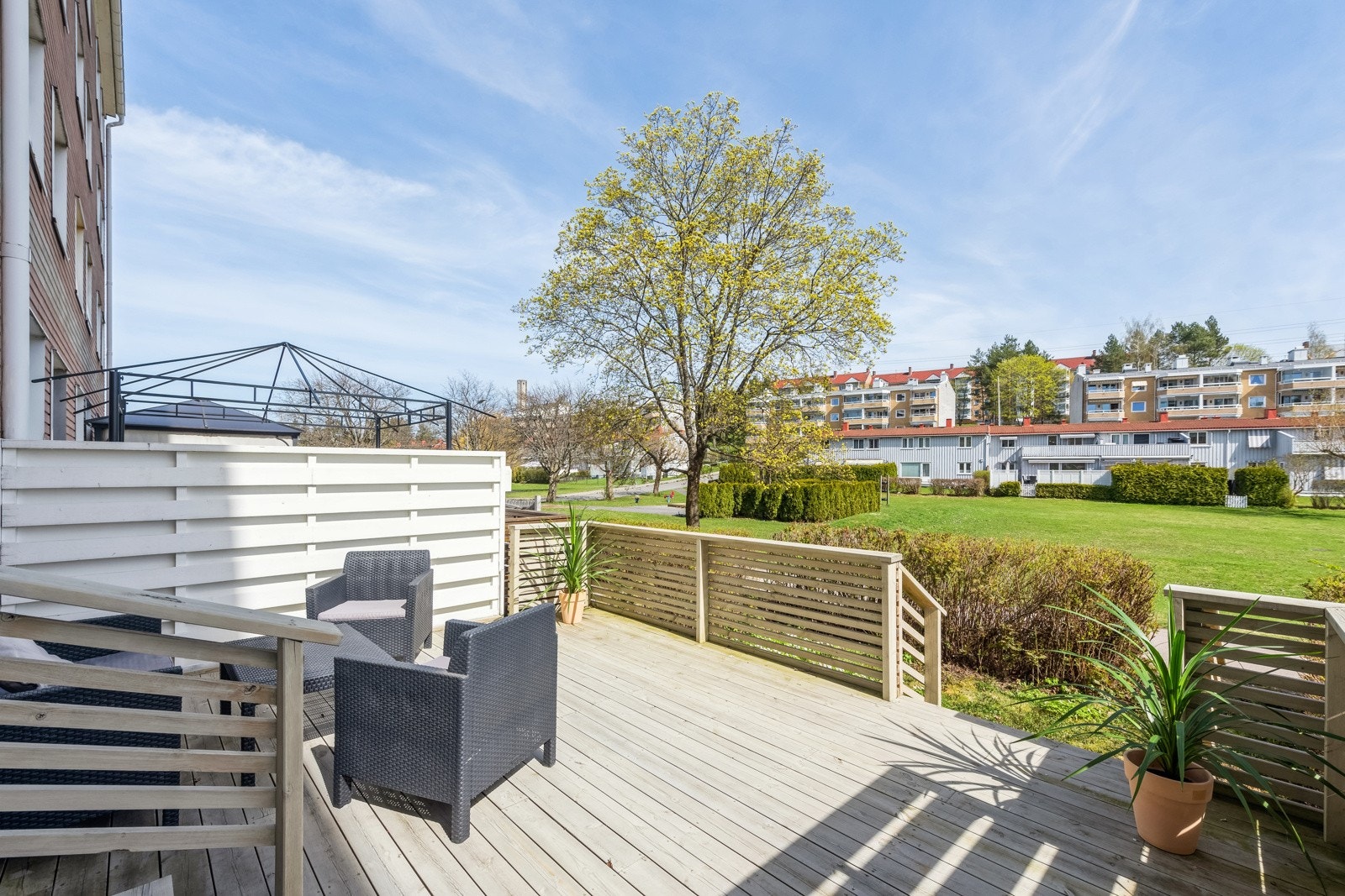 Terrassen ble laget i 2021 og er på gode 21 kvm. Galleribilde