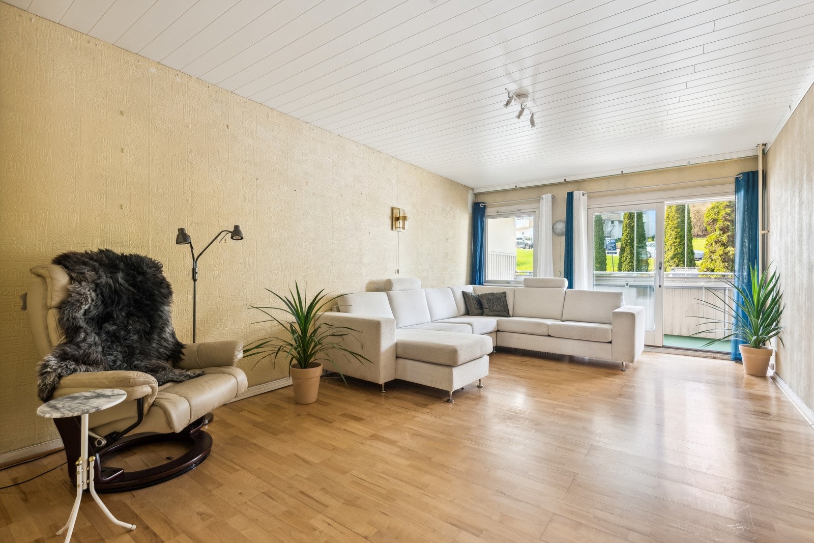 Romslig stue med fin plass til sofagruppe og spisebord. Galleribilde
