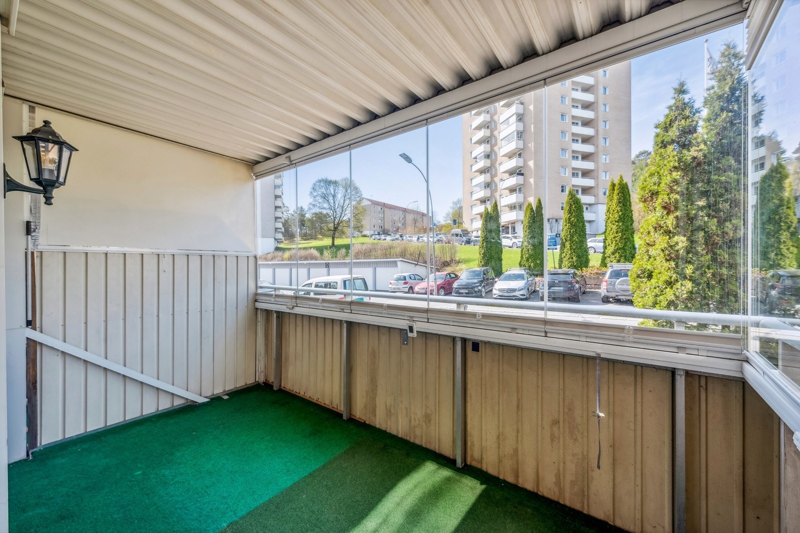 Innglasset vestvendt balkong der innglassing kan skyves til side. Galleribilde