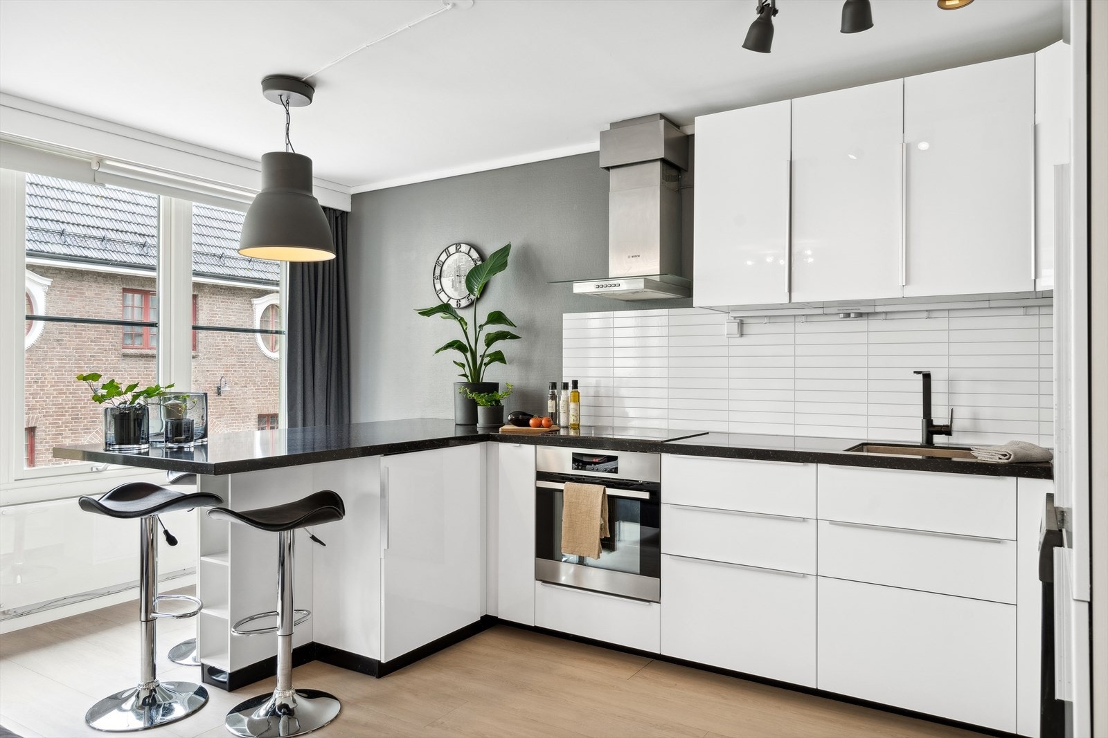 Hvit innredning fra Ikea med slette fronter Galleribilde